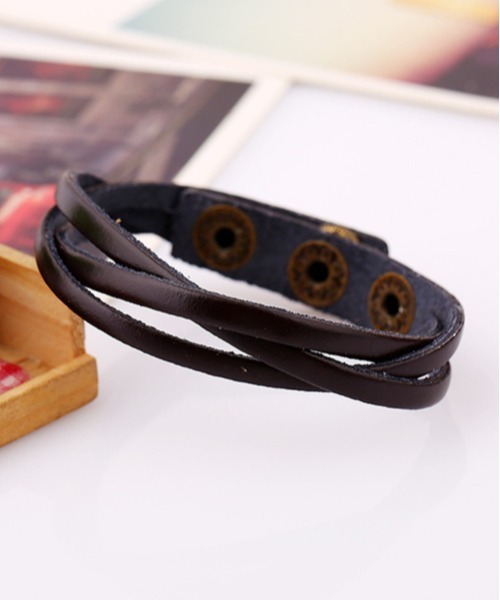 Fun & Daily(ファンアンドデイリー)の「F&D : Triple Twist Leather Bracelet(ブレスレット・メンズ・ブラック/ブラウン/ライトブラウン/ホワイト/ダークブラウン/ベージュ/ブラウン系その他・FREE)」の3枚目の写真