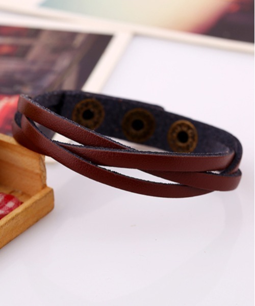 Fun & Daily(ファンアンドデイリー)の「F&D : Triple Twist Leather Bracelet(ブレスレット・メンズ・ブラック/ブラウン/ライトブラウン/ホワイト/ダークブラウン/ベージュ/ブラウン系その他・FREE)」の4枚目の写真
