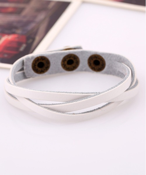 Fun & Daily(ファンアンドデイリー)の「F&D : Triple Twist Leather Bracelet(ブレスレット・メンズ・ブラック/ブラウン/ライトブラウン/ホワイト/ダークブラウン/ベージュ/ブラウン系その他・FREE)」の2枚目の写真