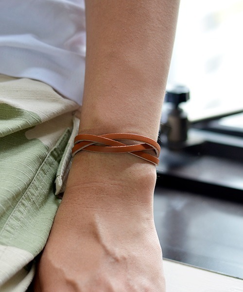 Fun & Daily(ファンアンドデイリー)の「F&D : Triple Twist Leather Bracelet(ブレスレット・メンズ・ブラック/ブラウン/ライトブラウン/ホワイト/ダークブラウン/ベージュ/ブラウン系その他・FREE)」の17枚目の写真