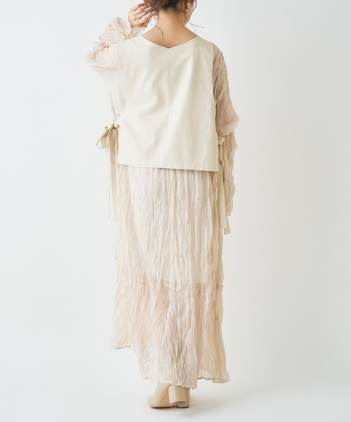 Chico（チコ）の「レザーベスト付きプリーツロングワンピース（ワンピース・レディース・ライトベージュ/ライトグレー/アイボリー・FREE）」の21枚目の写真