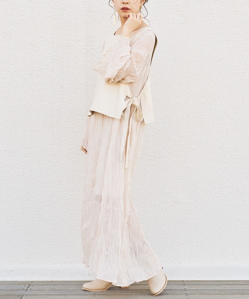 Chico（チコ）の「レザーベスト付きプリーツロングワンピース（ワンピース・レディース・ライトベージュ/ライトグレー/アイボリー・FREE）」の5枚目の写真