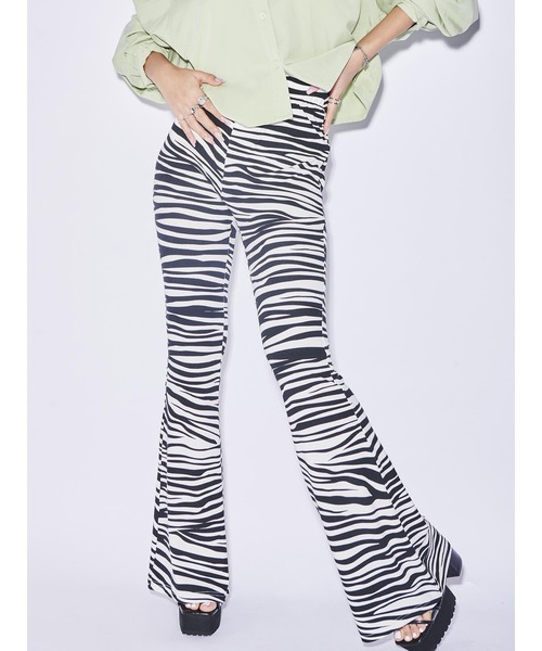 EGOIST（エゴイスト）の「アニマル柄スリムフレアパンツⅡ（その他パンツ・レディース・ホワイト/グレー・FREE）」の2枚目の写真