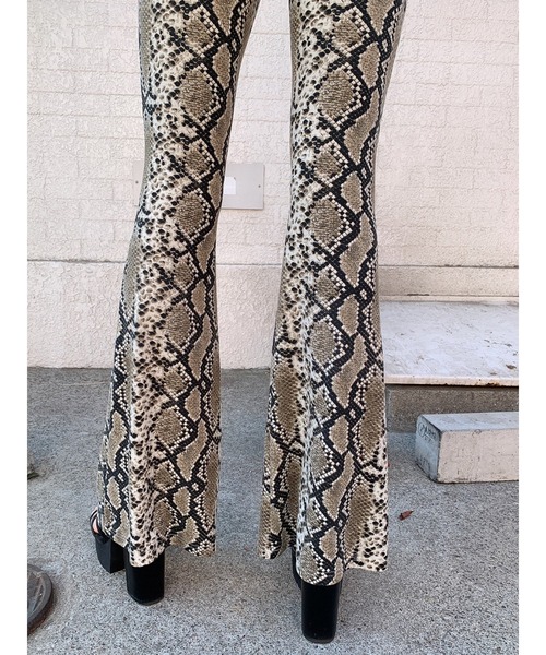 EGOIST（エゴイスト）の「アニマル柄スリムフレアパンツⅡ（その他パンツ・レディース・ホワイト/グレー・FREE）」の3枚目の写真