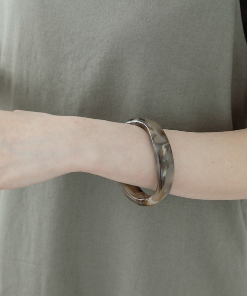 URBAN RESEARCH Sonny Label（アーバンリサーチサニーレーベル）の「アクリルバングル（ブレスレット・レディース・グレー/ブラウン/アイボリー・ONE）」の3枚目の写真