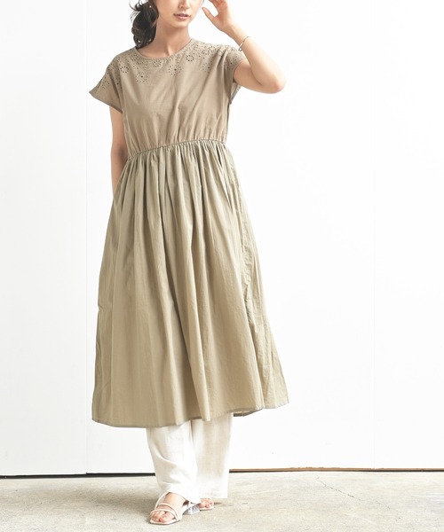 rps（アールピーエス）の「フラワーシフリワンピース（ワンピース・レディース・ベージュ/ネイビー/カーキ・M）」の2枚目の写真