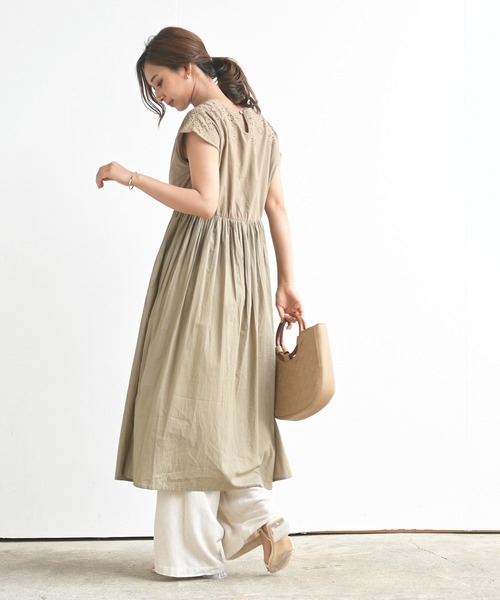 rps（アールピーエス）の「フラワーシフリワンピース（ワンピース・レディース・ベージュ/ネイビー/カーキ・M）」の4枚目の写真