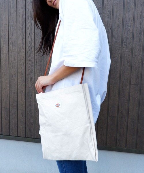 Dickies(ディッキーズ)の「Dickies TWO ROOMS CANVAS SHOULDERBAG(ショルダーバッグ・メンズ・サックスブルー/ライトブラウン/ブラック/オフホワイト・FREE)」の2枚目の写真