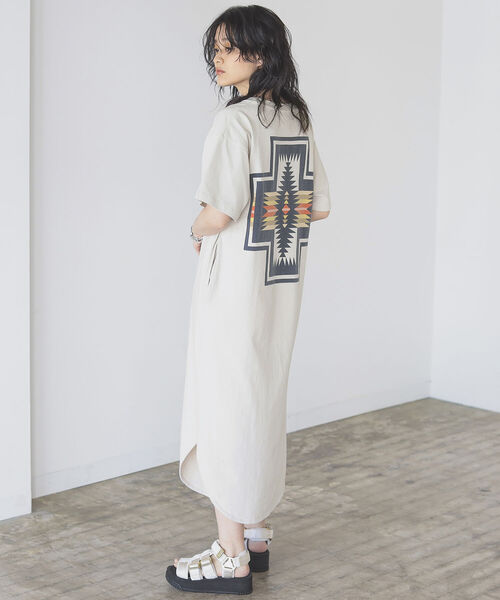 B:MING by BEAMS(ビーミングバイビームス)の「PENDLTON × B:MING by BEAMS / 別注 プリント ワンピース 22SS(ワンピース・レディース・チャコールグレー/ベージュ/グレイッシュベージュ・ONE SIZE)」の1枚目の写真