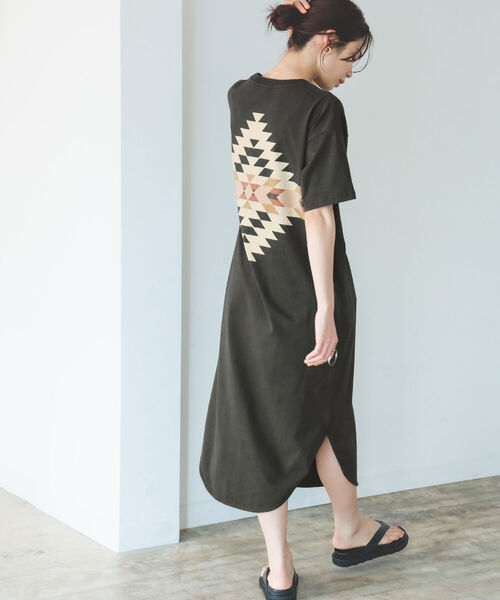 B:MING by BEAMS(ビーミングバイビームス)の「PENDLTON × B:MING by BEAMS / 別注 プリント ワンピース 22SS(ワンピース・レディース・チャコールグレー/ベージュ/グレイッシュベージュ・ONE SIZE)」の5枚目の写真