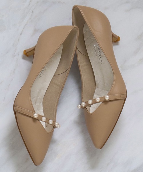 artemis by DIANA（アルテミスバイダイアナ）の「パールストラップVカットパンプス（パンプス・レディース・ブラック/ベージュ/ピンク/ブラック系その他・22.5cm/23.5cm/24.5cm/23.0cm/24.0cm/25.0cm/22.0cm）」の3枚目の写真