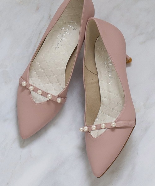 artemis by DIANA（アルテミスバイダイアナ）の「パールストラップVカットパンプス（パンプス・レディース・ブラック/ベージュ/ピンク/ブラック系その他・22.5cm/23.5cm/24.5cm/23.0cm/24.0cm/25.0cm/22.0cm）」の4枚目の写真