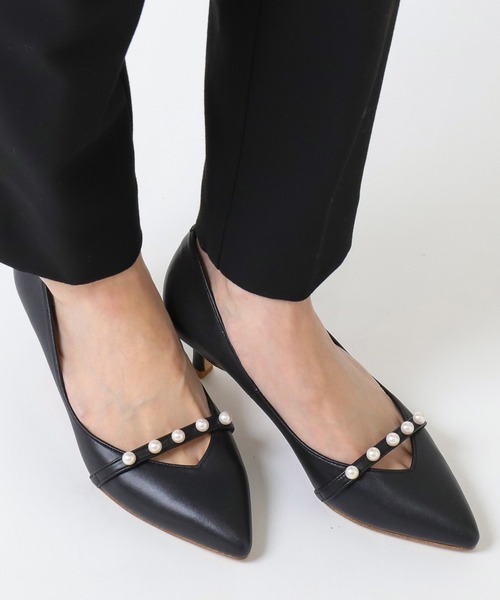 artemis by DIANA（アルテミスバイダイアナ）の「パールストラップVカットパンプス（パンプス・レディース・ブラック/ベージュ/ピンク/ブラック系その他・22.5cm/23.5cm/24.5cm/23.0cm/24.0cm/25.0cm/22.0cm）」の2枚目の写真