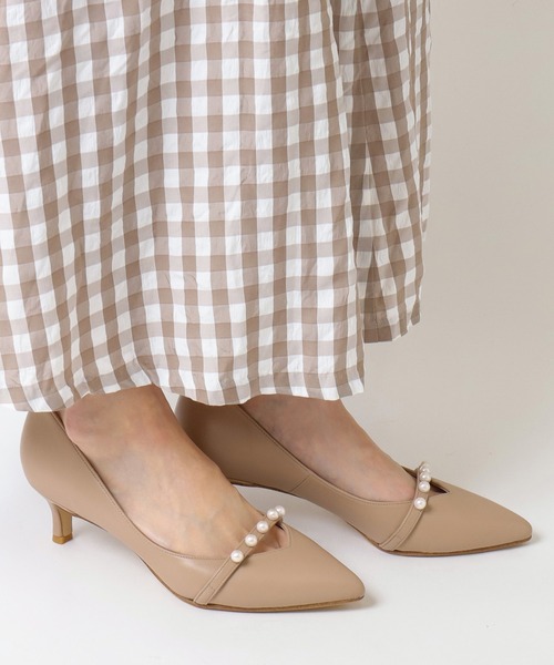 artemis by DIANA（アルテミスバイダイアナ）の「パールストラップVカットパンプス（パンプス・レディース・ブラック/ベージュ/ピンク/ブラック系その他・22.5cm/23.5cm/24.5cm/23.0cm/24.0cm/25.0cm/22.0cm）」の9枚目の写真