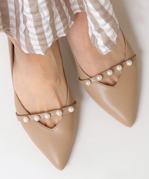 artemis by DIANA（アルテミスバイダイアナ）の「パールストラップVカットパンプス（パンプス・レディース・ブラック/ベージュ/ピンク/ブラック系その他・22.5cm/23.5cm/24.5cm/23.0cm/24.0cm/25.0cm/22.0cm）」の11枚目の写真