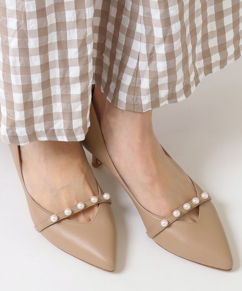 artemis by DIANA（アルテミスバイダイアナ）の「パールストラップVカットパンプス（パンプス・レディース・ブラック/ベージュ/ピンク/ブラック系その他・22.5cm/23.5cm/24.5cm/23.0cm/24.0cm/25.0cm/22.0cm）」の12枚目の写真