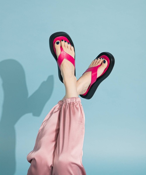 bohmal（ボマール）の「スクエアトゥトングサンダル（サンダル・レディース・ブラック/ピンク/ロイヤルブルー/ホワイト・23.0cm/24.0cm/24.5cm/23.5cm）」の4枚目の写真