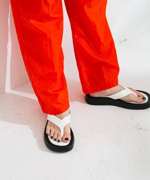 bohmal（ボマール）の「スクエアトゥトングサンダル（サンダル・レディース・ブラック/ピンク/ロイヤルブルー/ホワイト・23.0cm/24.0cm/24.5cm/23.5cm）」の5枚目の写真