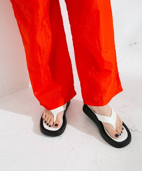 bohmal（ボマール）の「スクエアトゥトングサンダル（サンダル・レディース・ブラック/ピンク/ロイヤルブルー/ホワイト・23.0cm/24.0cm/24.5cm/23.5cm）」の6枚目の写真