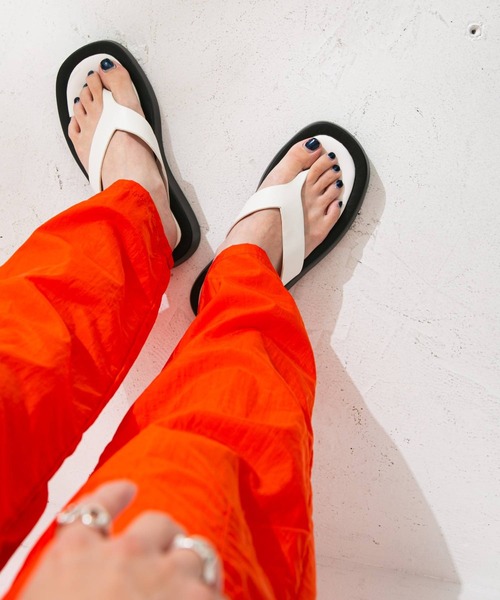 bohmal（ボマール）の「スクエアトゥトングサンダル（サンダル・レディース・ブラック/ピンク/ロイヤルブルー/ホワイト・23.0cm/24.0cm/24.5cm/23.5cm）」の7枚目の写真