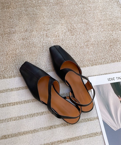 me+em select（ミームセレクト）の「スクエアトゥクロススリットデザインフラットサンダル（サンダル・レディース・グリーン/ブラウン/ブラック/アイボリー・37/38/39）」の6枚目の写真