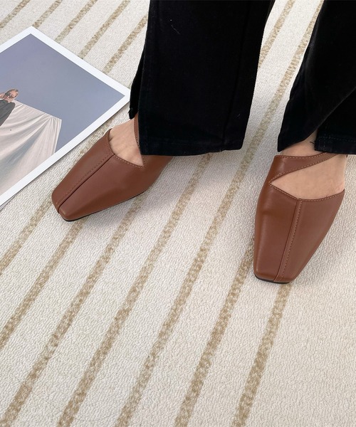 me+em select（ミームセレクト）の「スクエアトゥクロススリットデザインフラットサンダル（サンダル・レディース・グリーン/ブラウン/ブラック/アイボリー・37/38/39）」の11枚目の写真