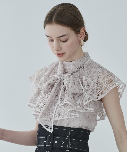 AND COUTURE（アンドクチュール）の「総レースフリルブラウス（シャツ/ブラウス・レディース・ブラック/ベージュ/オフホワイト/サックスブルー・MEDIUM）」の4枚目の写真