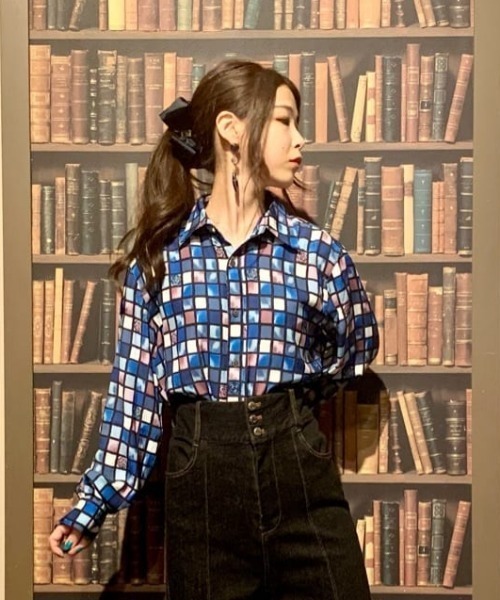 AXES-X（アクシーズエックス）の「ローズステンドグラス柄シャツ（シャツ/ブラウス・メンズ・オレンジ/ブルー・MEDIUM/LARGE/X-LARGE）」の4枚目の写真