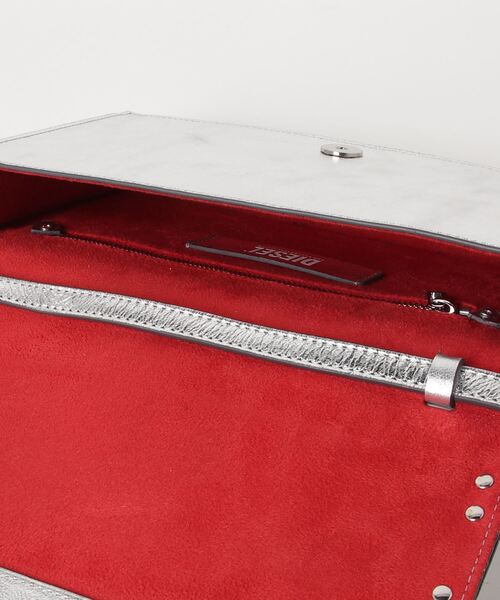 DIESEL（ディーゼル）の「レディース カウレザー ショルダー クラッチバッグ（ハンドバッグ・レディース・シルバー・UNI）」の4枚目の写真