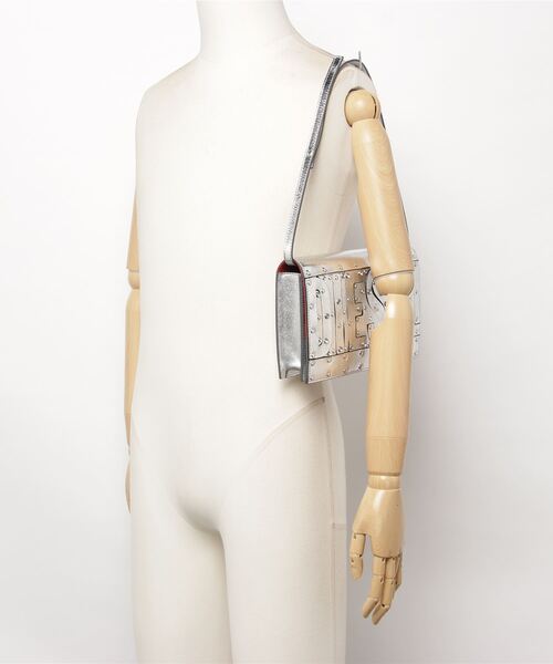 DIESEL（ディーゼル）の「レディース カウレザー ショルダー クラッチバッグ（ハンドバッグ・レディース・シルバー・UNI）」の5枚目の写真
