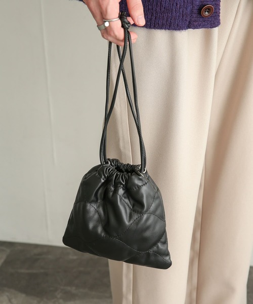 SENSE OF PLACE by URBAN RESEARCH（センスオブプレイスバイアーバンリサーチ）の「パデットキルトキンチャクショルダーバッグ（ショルダーバッグ・メンズ・ブラック/アイボリー・ONE）」の2枚目の写真