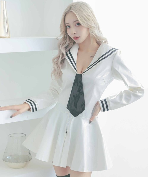 Tika(ティカ)の「エナメルレザーミニセーラー服コスプレ衣装2点セット(コスチューム/パーティーグッズ・レディース・ホワイト/ブラック/レッド・M)」の2枚目の写真