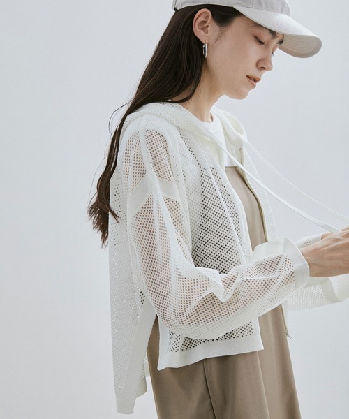 SALON adam et rope'（サロン アダム エ ロペ）の「クロップドシアーメッシュパーカー（パーカー・レディース・ホワイト/チャコールグレー・FREE）」の2枚目の写真