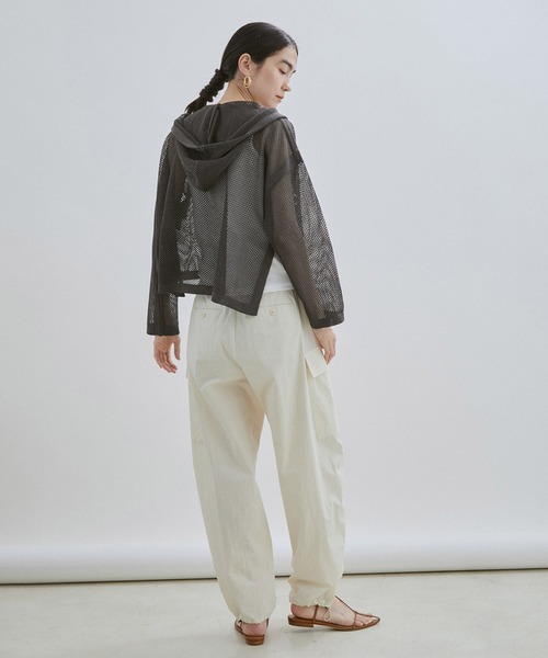 SALON adam et rope'（サロン アダム エ ロペ）の「クロップドシアーメッシュパーカー（パーカー・レディース・ホワイト/チャコールグレー・FREE）」の4枚目の写真