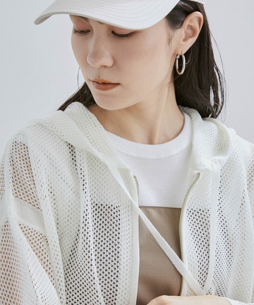 SALON adam et rope'（サロン アダム エ ロペ）の「クロップドシアーメッシュパーカー（パーカー・レディース・ホワイト/チャコールグレー・FREE）」の10枚目の写真