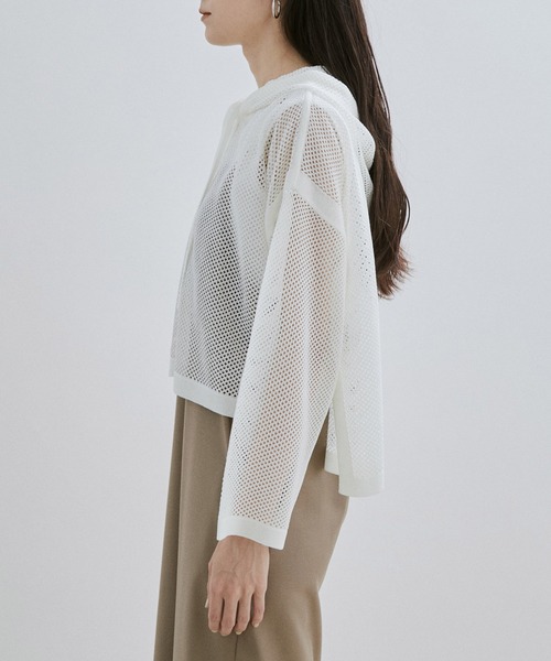 SALON adam et rope'（サロン アダム エ ロペ）の「クロップドシアーメッシュパーカー（パーカー・レディース・ホワイト/チャコールグレー・FREE）」の13枚目の写真