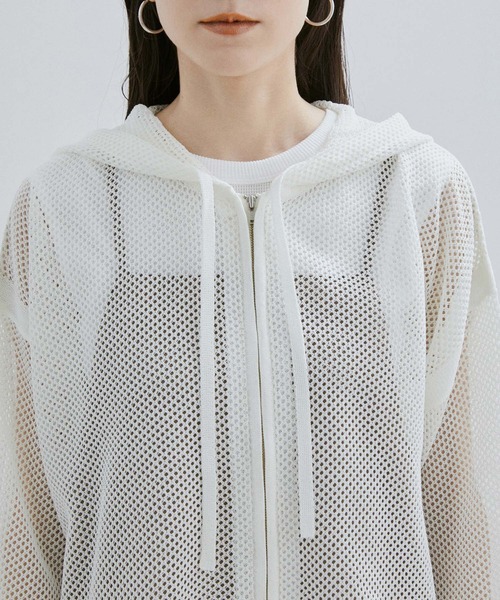 SALON adam et rope'（サロン アダム エ ロペ）の「クロップドシアーメッシュパーカー（パーカー・レディース・ホワイト/チャコールグレー・FREE）」の15枚目の写真