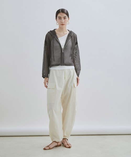 SALON adam et rope'（サロン アダム エ ロペ）の「クロップドシアーメッシュパーカー（パーカー・レディース・ホワイト/チャコールグレー・FREE）」の7枚目の写真