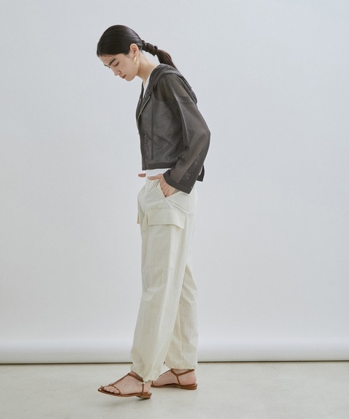 SALON adam et rope'（サロン アダム エ ロペ）の「クロップドシアーメッシュパーカー（パーカー・レディース・ホワイト/チャコールグレー・FREE）」の8枚目の写真