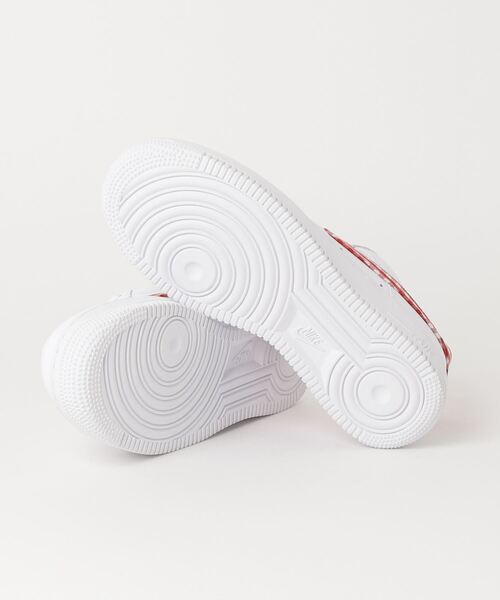 NIKE(ナイキ)の「ナイキ エア フォース 1 '07 ウィメンズシューズ / Nike Air Force 1 '07Women's Shoes<22-29cm 展開>(スニーカー・レディース・ホワイト/ホワイト系その他2/アイボリー・25/28.5/23/22/25.5/26/22.5/29/26.5/27.5/24.5/28/27/24/23.5)」の6枚目の写真