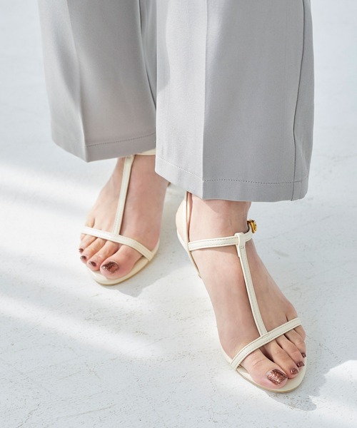 KOBE LETTUCE（コウベレタス）の「ラウンドトゥＴストラップサンダル（サンダル・レディース・ゴールド/ブラック/オフホワイト・L/S/M/LL）」の2枚目の写真