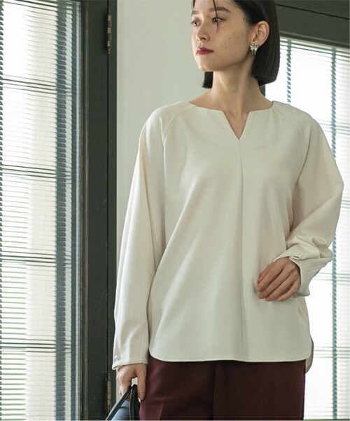 OPAQUE.CLIP（オペークドットクリップ）の「◆パール調ボタンスリーブキーネックカットソー【洗濯機洗い可】（Tシャツ/カットソー・レディース・ブラック/オフホワイト/ブルー/ブラウン系その他・36/40/38/42）」の5枚目の写真