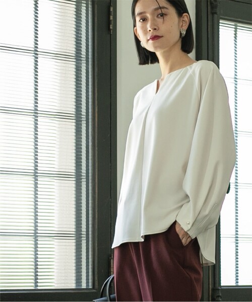 OPAQUE.CLIP（オペークドットクリップ）の「◆パール調ボタンスリーブキーネックカットソー【洗濯機洗い可】（Tシャツ/カットソー・レディース・ブラック/オフホワイト/ブルー/ブラウン系その他・36/40/38/42）」の6枚目の写真