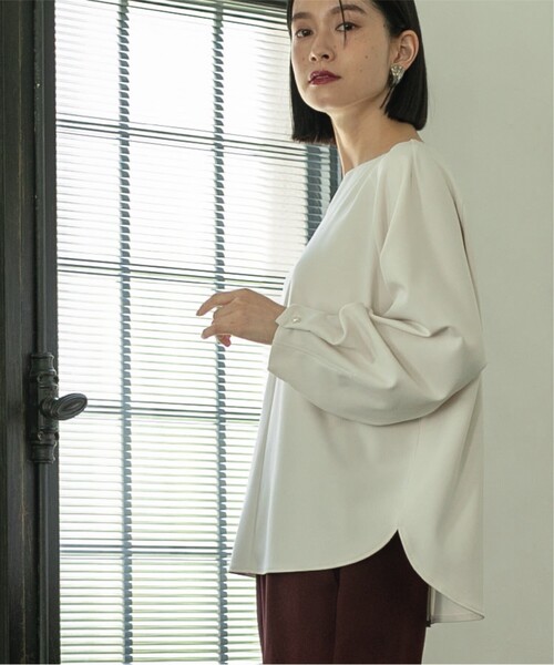 OPAQUE.CLIP（オペークドットクリップ）の「◆パール調ボタンスリーブキーネックカットソー【洗濯機洗い可】（Tシャツ/カットソー・レディース・ブラック/オフホワイト/ブルー/ブラウン系その他・36/40/38/42）」の7枚目の写真