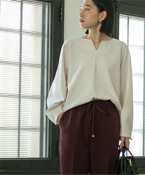 OPAQUE.CLIP（オペークドットクリップ）の「◆パール調ボタンスリーブキーネックカットソー【洗濯機洗い可】（Tシャツ/カットソー・レディース・ブラック/オフホワイト/ブルー/ブラウン系その他・36/40/38/42）」の9枚目の写真