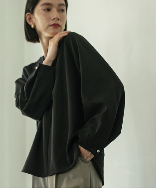 OPAQUE.CLIP（オペークドットクリップ）の「◆パール調ボタンスリーブキーネックカットソー【洗濯機洗い可】（Tシャツ/カットソー・レディース・ブラック/オフホワイト/ブルー/ブラウン系その他・36/40/38/42）」の17枚目の写真