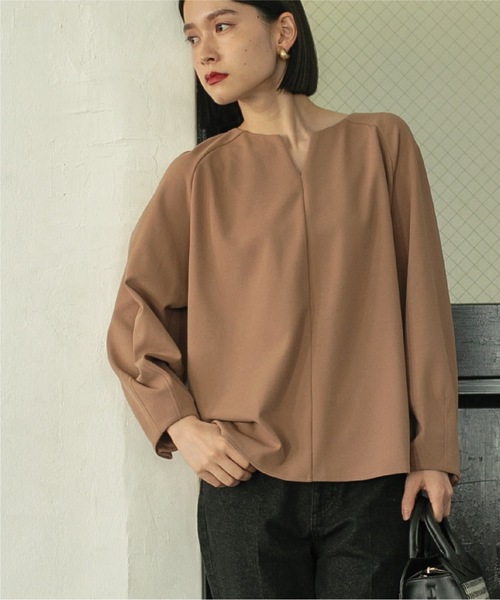 OPAQUE.CLIP（オペークドットクリップ）の「◆パール調ボタンスリーブキーネックカットソー【洗濯機洗い可】（Tシャツ/カットソー・レディース・ブラック/オフホワイト/ブルー/ブラウン系その他・36/40/38/42）」の3枚目の写真