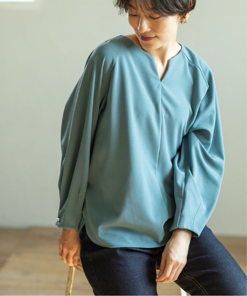 OPAQUE.CLIP（オペークドットクリップ）の「◆パール調ボタンスリーブキーネックカットソー【洗濯機洗い可】（Tシャツ/カットソー・レディース・ブラック/オフホワイト/ブルー/ブラウン系その他・36/40/38/42）」の4枚目の写真