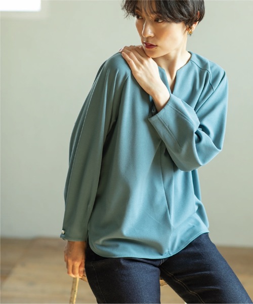 OPAQUE.CLIP(オペークドットクリップ)の「◆パール調ボタンスリーブキーネックカットソー【洗濯機洗い可】(Tシャツ/カットソー・レディース・ブラック/オフホワイト/ブルー/ブラウン系その他・36/40/38/42)」の6枚目の写真