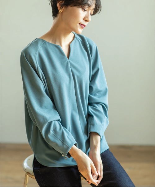 OPAQUE.CLIP(オペークドットクリップ)の「◆パール調ボタンスリーブキーネックカットソー【洗濯機洗い可】(Tシャツ/カットソー・レディース・ブラック/オフホワイト/ブルー/ブラウン系その他・36/40/38/42)」の8枚目の写真